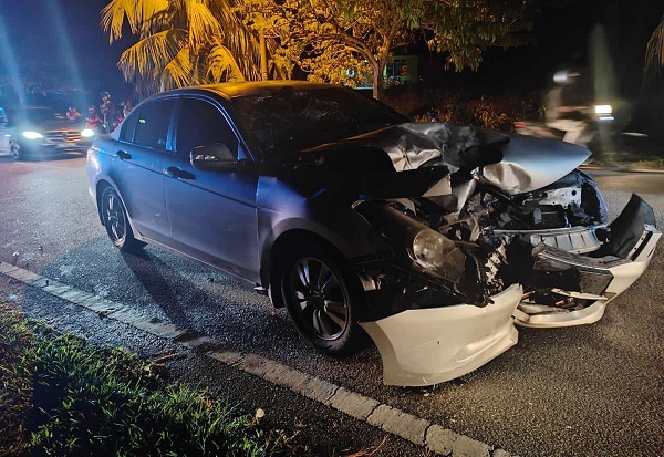 ■肇祸轿车前部被撞得出现严重凹陷。