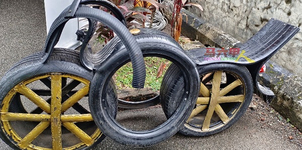 现场也展示用旧轮胎打造的轮胎摩哆，鼓励民众废物利用。