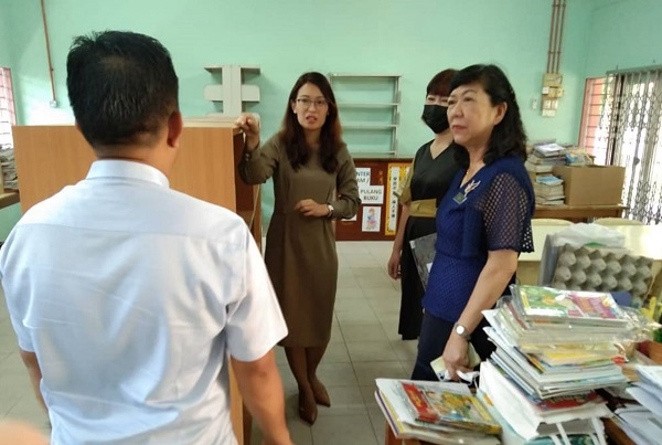 林秀凌（左2）参观学校图书馆，了解图书馆状况。