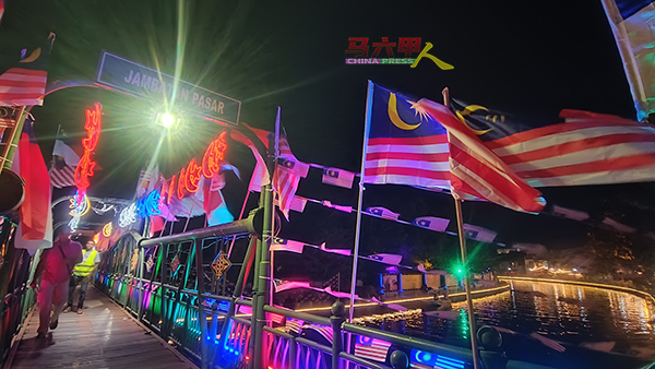 位于甘榜于汝的巴刹桥，挂满辉煌条纹及马六甲州旗。