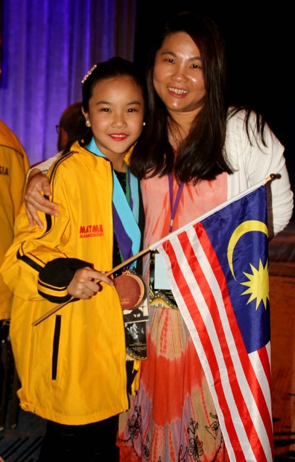 陈秀梅（右）陪伴爱女彭湘愉，远赴美国好莱坞参加世界艺术表演锦标赛（WCOPA），为她打点一切，给予精神上支持。