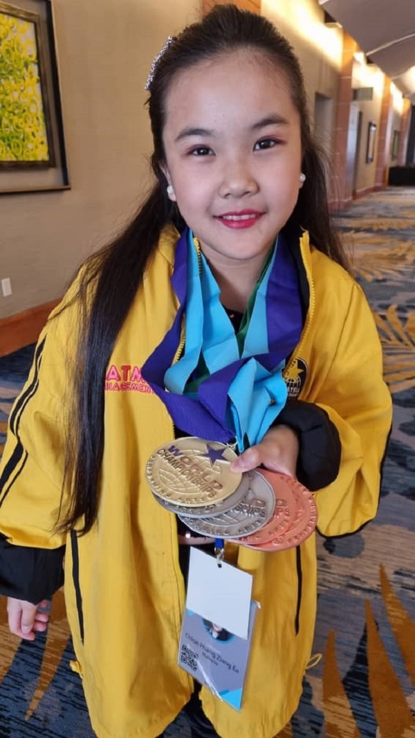 彭湘愉在世界艺术表演锦标赛，儿童少年组（8岁至10岁）乐器比赛中，荣获1金、2银及2铜，为国争光。