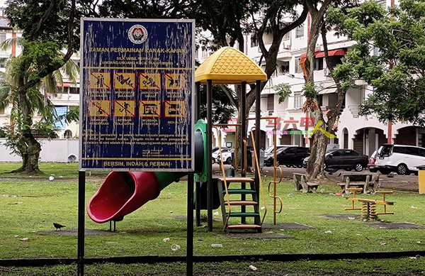 儿童游乐场的告示牌都是鸟粪，非常恶心。