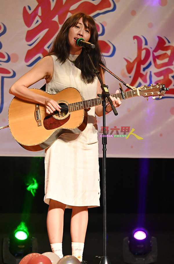 创作歌手AKI黄淑惠现场呈现歌曲。