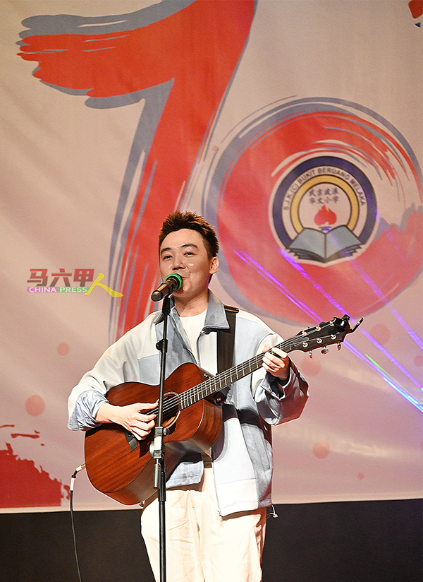 2001年毕业的武吉波浪华小校友薛炳进，自弹自唱歌曲。