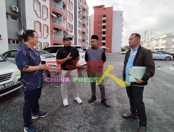 张坤财（左起）与莫哈末沙比里及市议会官员，到公寓进行工程前的最后一次视察。