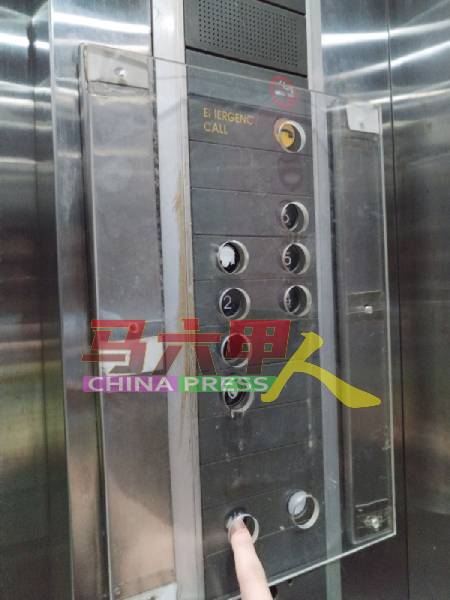 电梯的按键也出现故障。