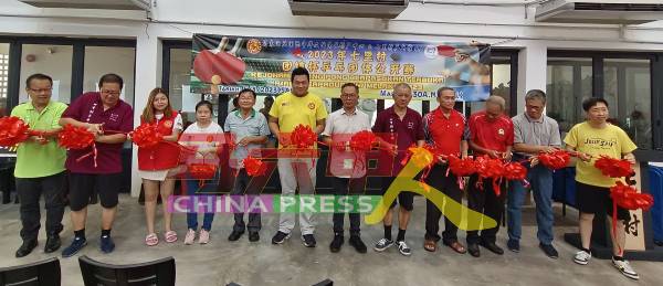 嘉宾与代表们为团结杯乒乓团体公开赛，主持剪彩开幕仪式。左6起许文华、刘志俍及刘明亮。