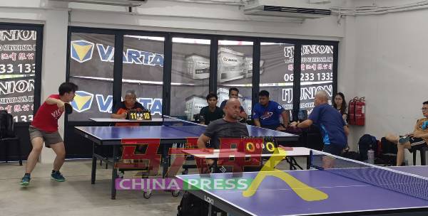 团结杯乒乓团体公开赛反应热，获24支队伍参与，包括华裔及巫裔乒乓爱好者。