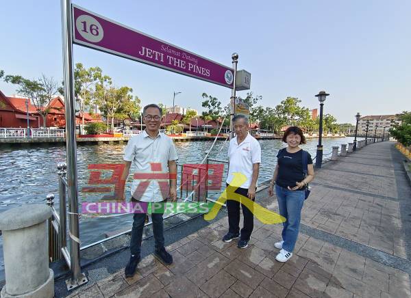 刘志俍（左）接到市民投诉第16号The Pines的停靠站无法使用后，前往了解情况。右起陈美慧及陈劲源。