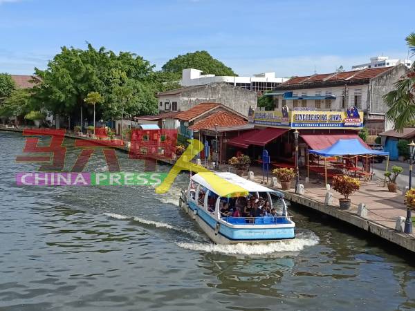 游船河活动深受国内外游客欢迎，许多来马六甲的游客都会乘船欣赏甲河的美景。
