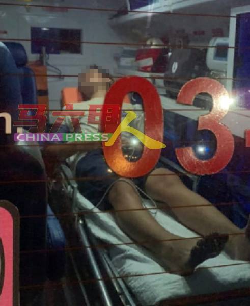 企图坠海的华裔男子，被救护车送院接受治疗。 