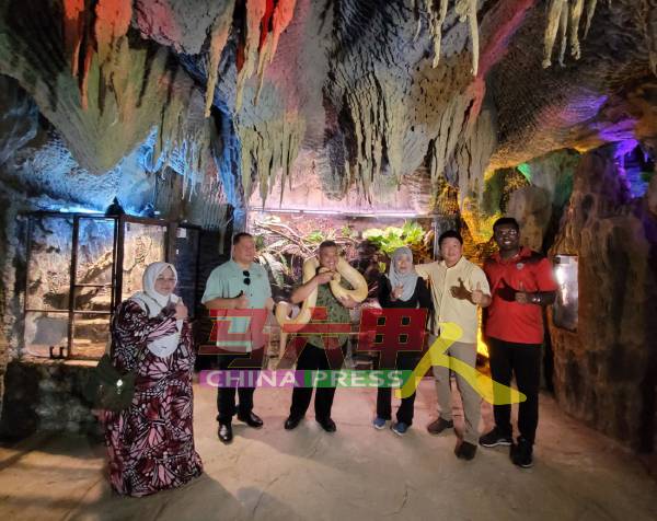 嘉宾参观马六甲动物园新增的“爬虫类洞穴”，与蟒蛇合照，左起为查娜丽雅、柏特拉、莱斯雅欣、莎碧雅及黄德富等。