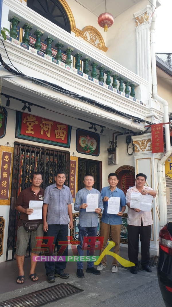 林志祥（左起）、林源添、林定发、林水福及林是兴，出示报案纸及社团注册局的信函。
