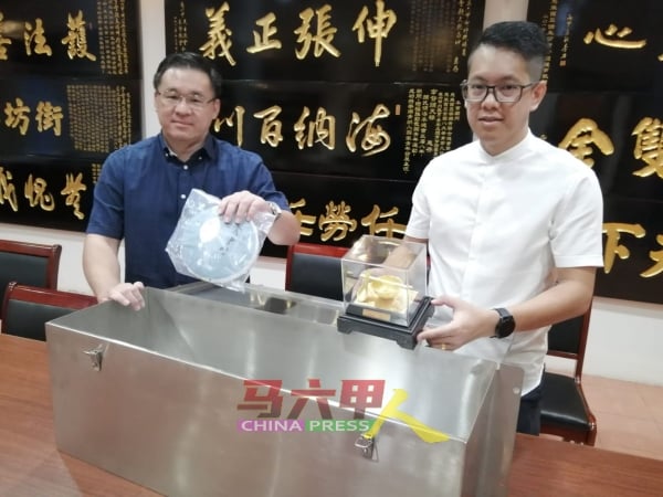 颜天禄（左起）与陈炜建，把象徵中华文化的中国茶与代表丰衣足食的金碗、放入时间锦囊箱。