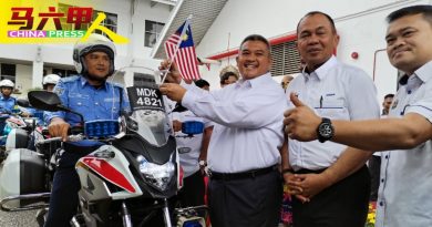 执照列明国庆月需挂国旗 市长：执意不挂   商家可被罚款