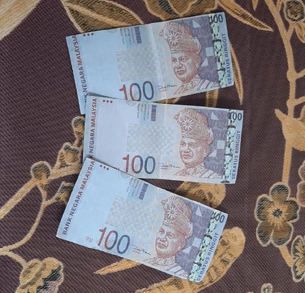 3张各别100令吉，表面看似与真钞没有差别，但钞票触感仍有差别。