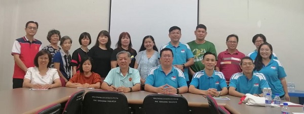 第16届（2023年）全国华小华语讲故事比赛（马六甲区选拔赛）筹委会。前排右3起为邓永森及韩斌元校长。