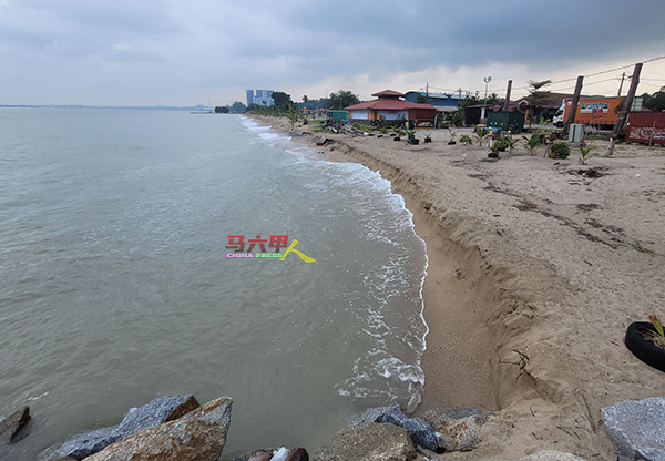 公主海滩中段沙滩海蚀情况严重，沙滩面积越来越少。