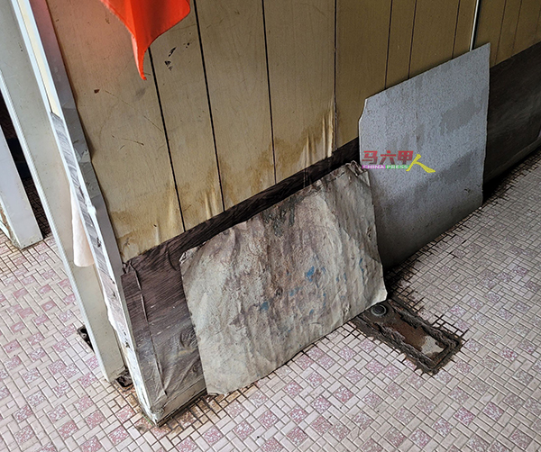 店内间隔的木板被水长期浸泡，令商家担时随时塌下。