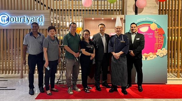 利伍（右3）在马六甲万怡酒店职员及主厨的陪同下，向到来的各语文媒体记者介绍优惠措施。