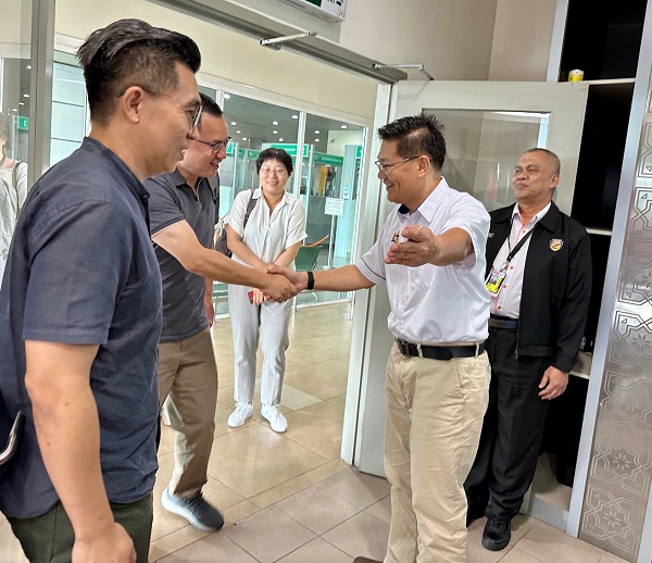 林万锋（右2）欢迎到访的中国河南机场集团考察团。左2为常晓涛。