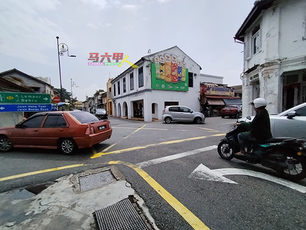 来自万达卡峇的车辆，在三宝井十字路口只能右转，而不能再左转。