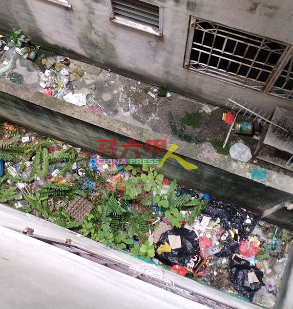 ■公寓天井堆满垃圾。