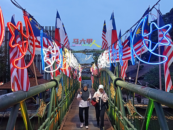 甲州国庆气氛最浓郁的地点之一非旧巴刹桥莫属。