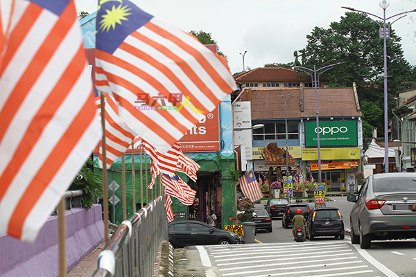 吉山河大桥也挂上密密麻麻的国旗，吸引大众眼球。