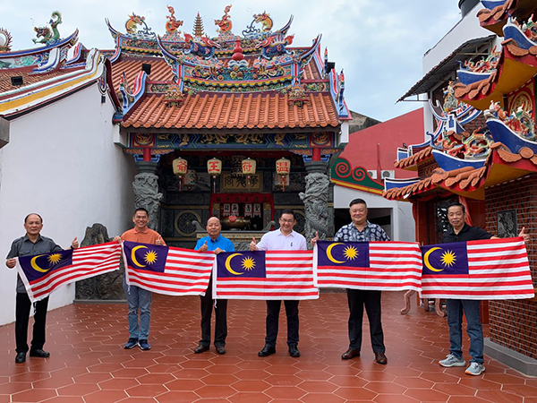 颜天禄（右3）移交国旗予华德宫，左3为刘柏祥。