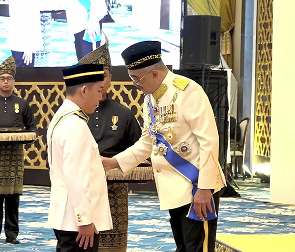 ■陈诗胜（左）荣膺DPSM拿督勋衔。