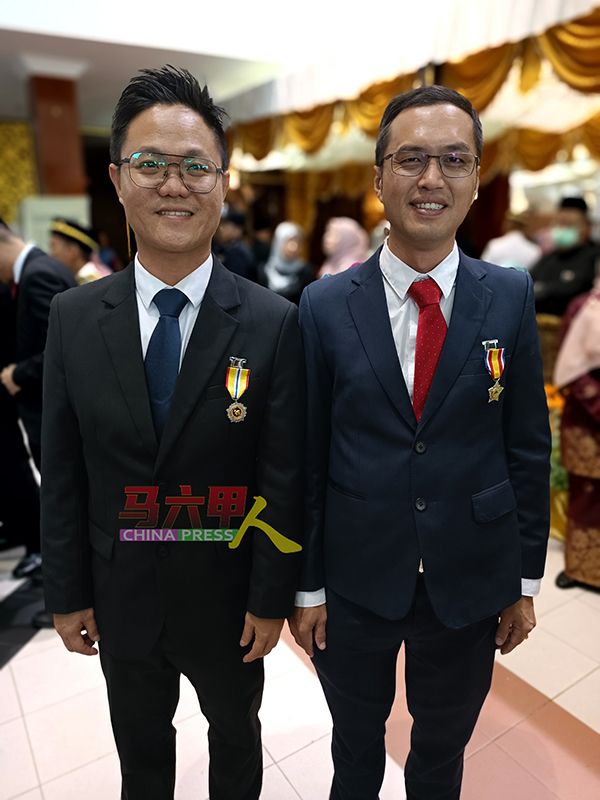 马华汉都亚再也区会副主席李翰霖（右）荣膺BKT勋衔，马青甲署理团长覃敬闻荣膺PJK勋衔。