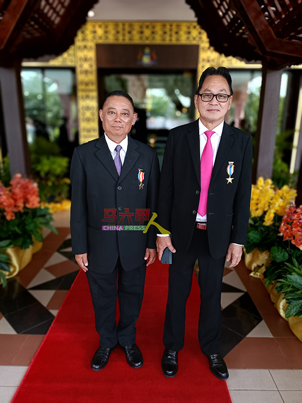 马来西亚潮州工商总会总秘书李辉雄（左）及马接峇鲁新村村长戴碧源，分别荣膺BKT及BCM勋衔。
