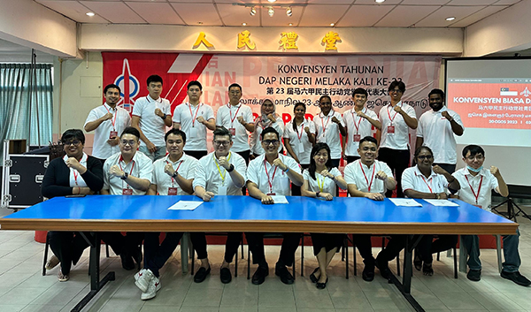 马六甲州社青团2023-2026年度新上任执委，前排左2起沈荣森、郭子毅、俞利文、凯瑟、林怡威及丹尼斯。