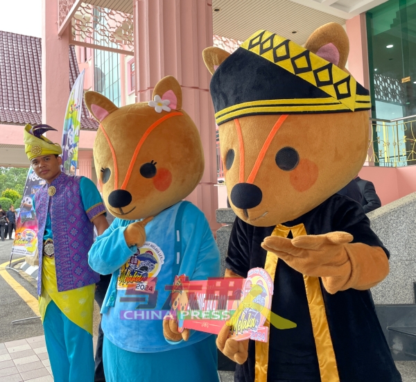 马六甲吉祥物“都亚”（右起）及“蒂惹”鼠鹿亮相。