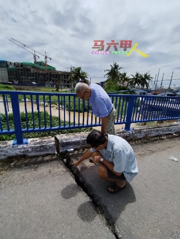 旧桥虽未坍塌，但桥面却有一条极大的裂缝。