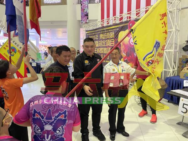 蔡进发（前排右起）、杨庆权及林千宏等，一同检阅参赛队伍。