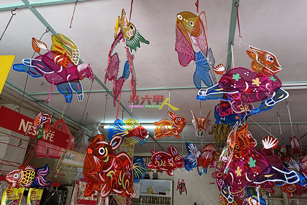 ■万利杂货店过了农历七月十五，就开始售卖各种造型的玻璃纸灯笼。