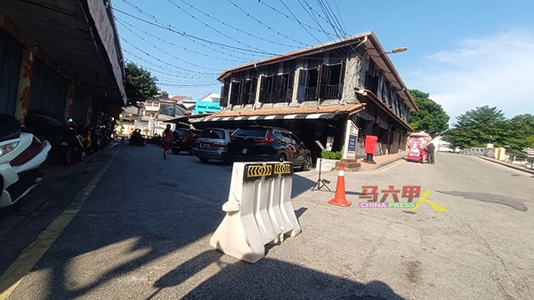 饮食店业者把店前的公共泊车格围起，属于违法。