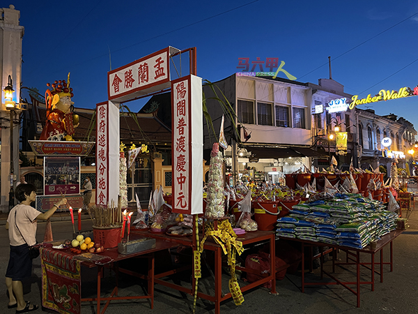 鸡场街文化坊通过统筹方式举行盂兰胜会，获得145份祭品参份。