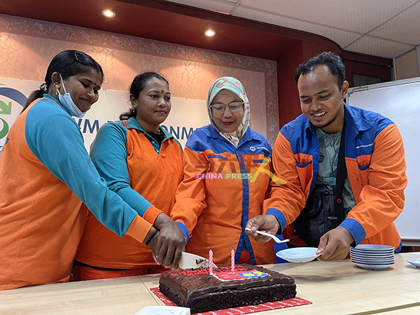 ■马六甲南方环保公司，为4名任职清洁工人的“马来西亚日宝宝”，提前庆生。左起为雅希特拉、雅洁娃丽、拉菲雅及莫哈末依兹兰。