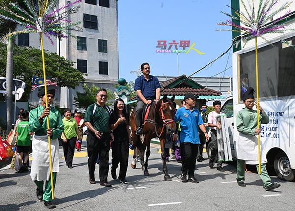 罗斯里阿都拉骑着马，进入会场。