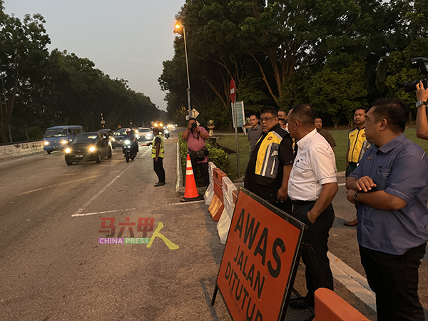 阿都拉勿（前排右3）周五清晨6时45分，亲临汉哲拔体育馆路口视察交通情况。