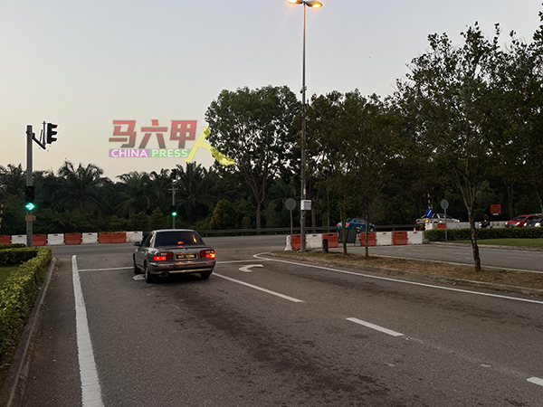 右边进入汉哲拔体育馆的道路封闭，左边则照样开放通车。
