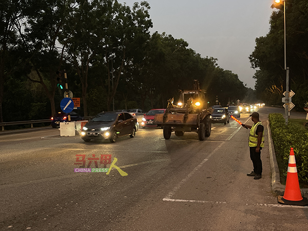 SPA大道位于汉哲拔体育馆路段，于清晨时分的交通顺畅，现场有工作人员维持交通秩序。