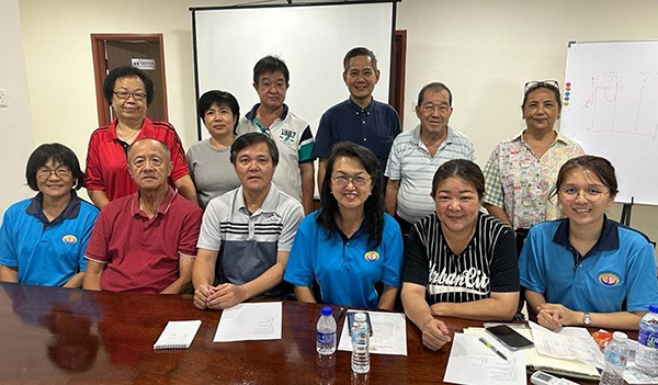 马六甲荥阳堂郑氏宗祠“月圆中秋，情系荥阳”中秋晚会筹委会。前排左起是郑秀容、郑成川、郑金福、郑敏莉、郑素贞及郑月安。