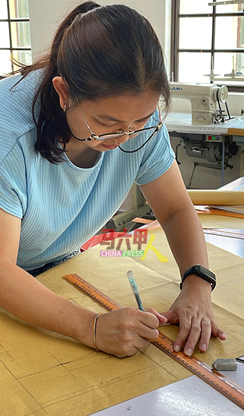 ■学员们学习裁缝前，需要先学好绘图基本功夫。
