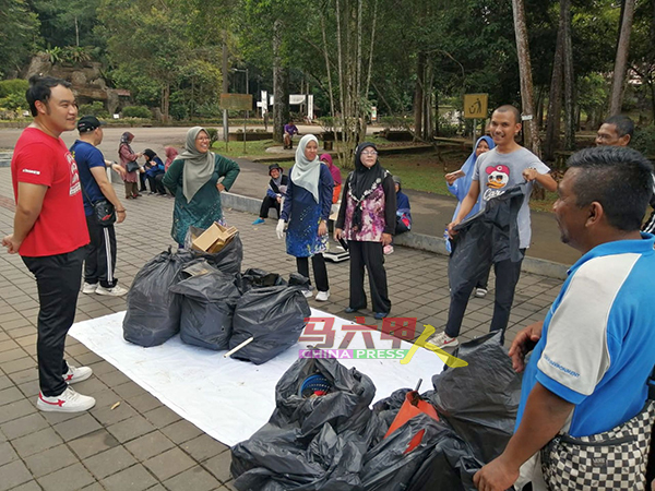 ■郭子毅（左）赞扬野新地和人民组屋居民，参与世界青洁日而在植物园的进行的清洁运动。
