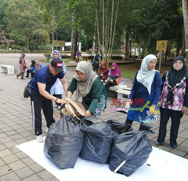 ■参与者把所收集的垃圾包好。